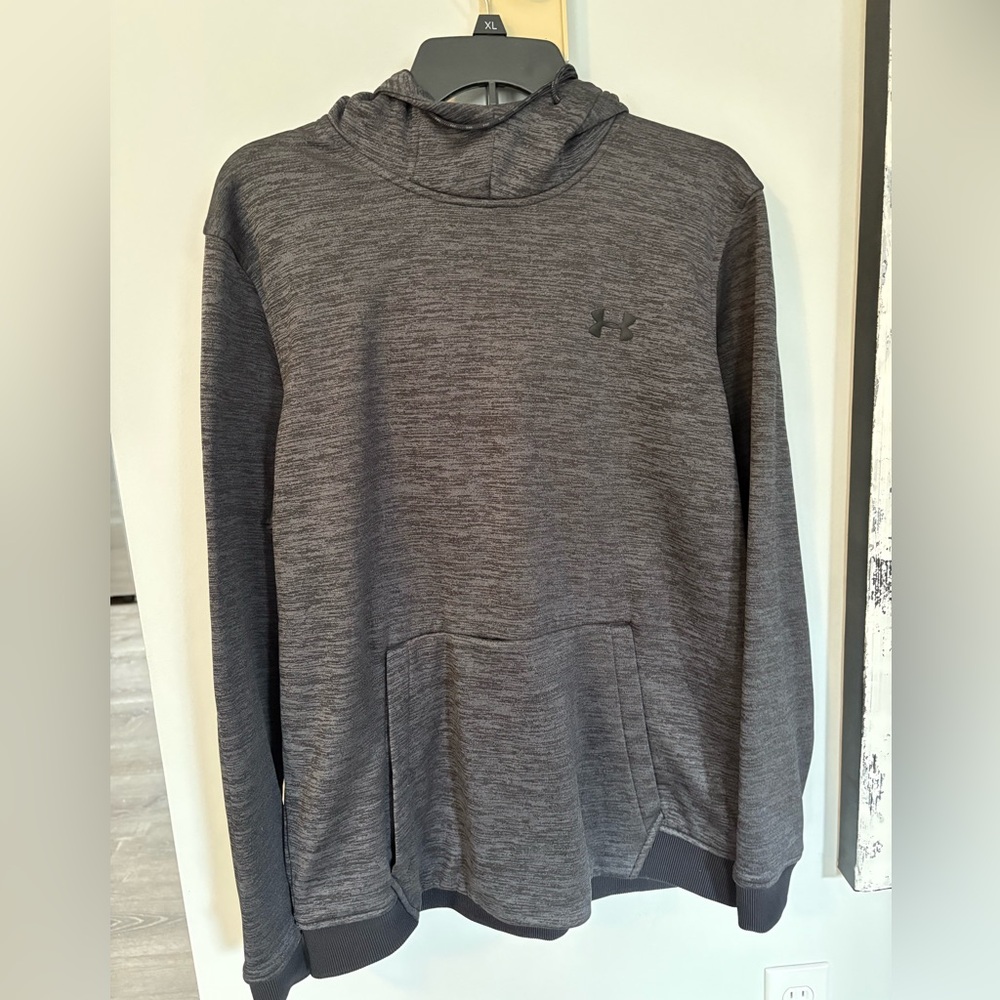 Under Armour Loose Cold gear Pullover Hoodie. Front hoodie pocket. Size L.
